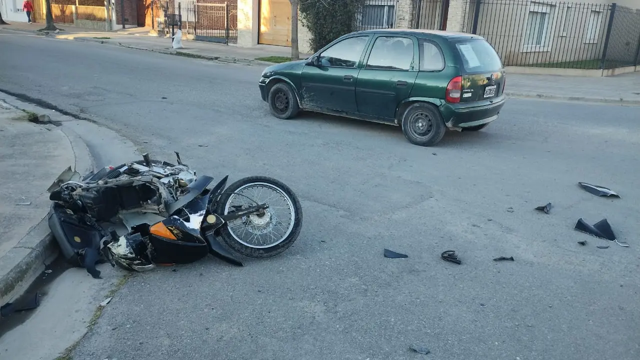 Tras el choque con un auto, una motociclista fue trasladada al hospital con lesiones leves