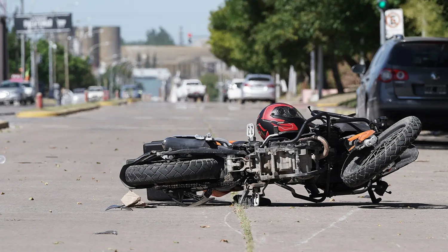 Violento choque entre un taxi y una moto dejó un herido en la avenida 10
