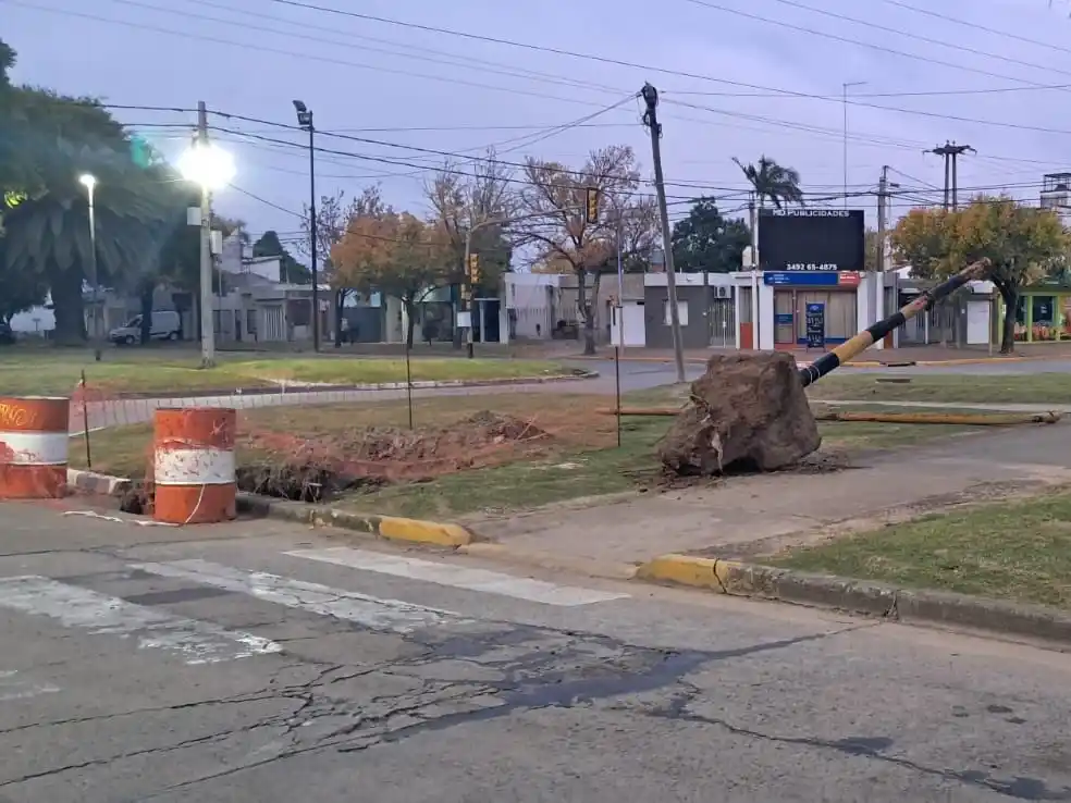 Medida preventiva: Extraen semáforo inestable en Av. Suipacha y Falucho