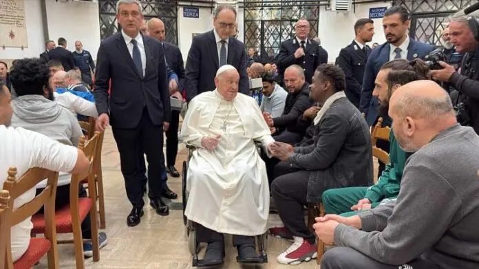 Francisco visitó a unos 70 reclusos de la cárcel Regina Coeli y rezó un Padre Nuestro con ellos. (Oficina del Prensa del Vaticano)