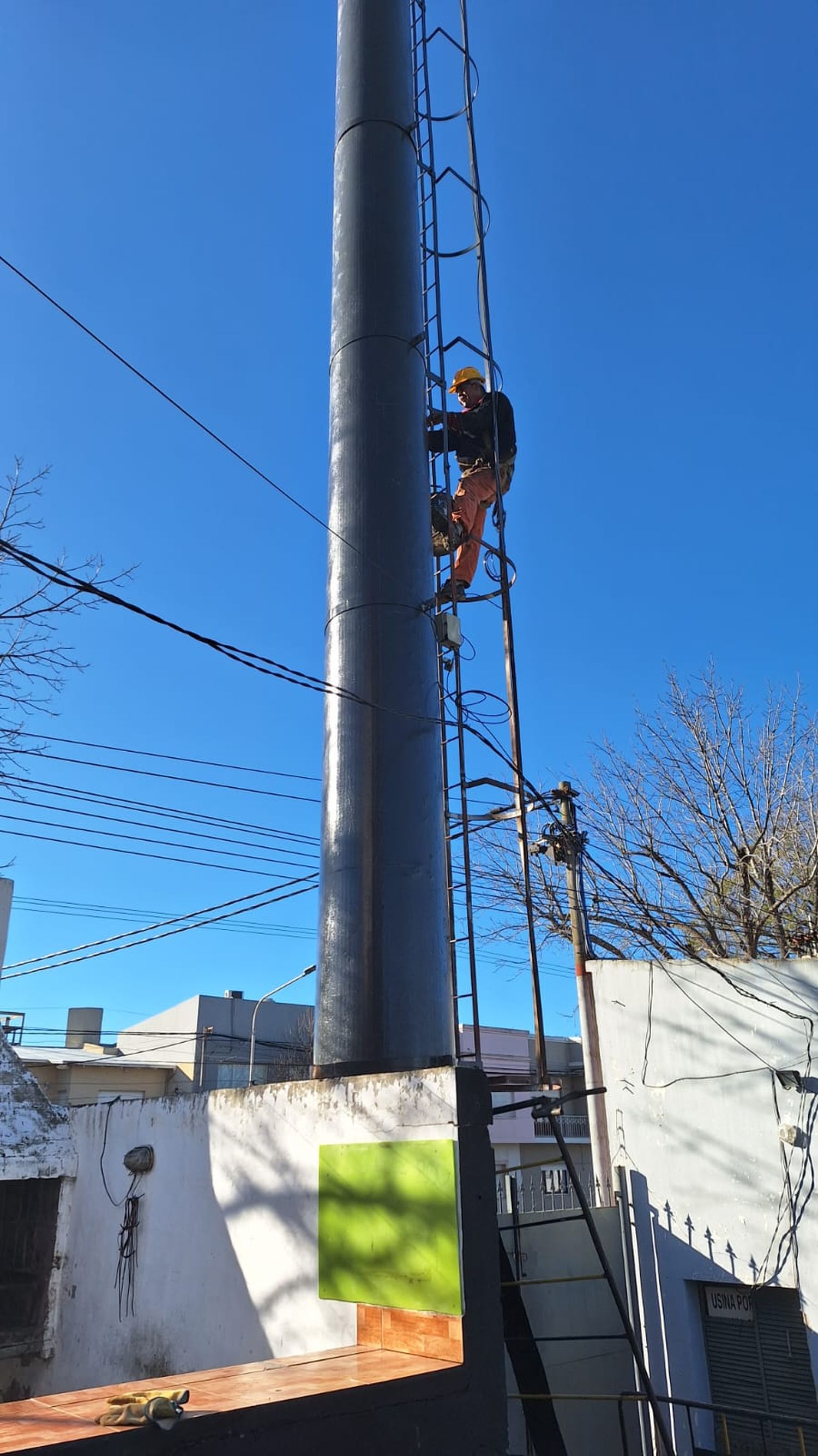 Empezaron los trabajos en las torres de iluminación.