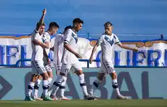 En Liniers, festejo de Vélez frente a Aldosivi