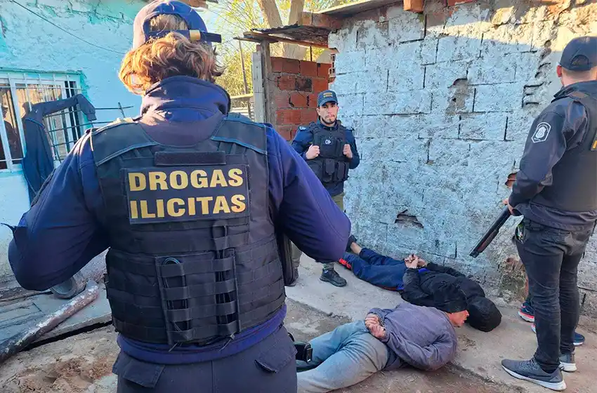 Detienen a tres personas en dos allanamientos por drogas y derriban los bunkers
