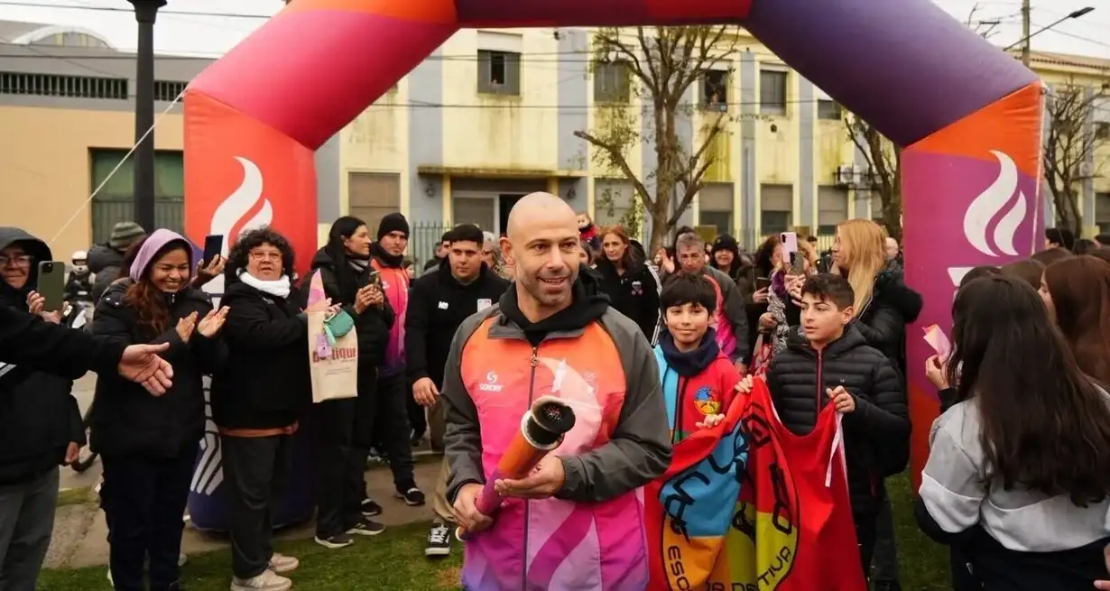 Mascherano lideró el paso de la Antorcha Suramericana en San Lorenzo, donde el Tour Suramericano ofreció actividades deportivas y recreativas
