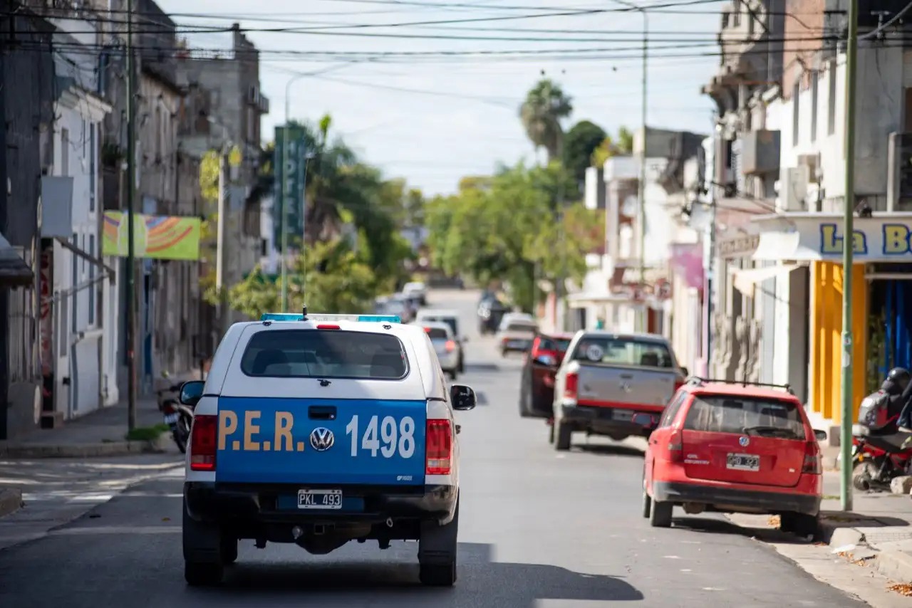 Lo detuvieron por violar la cuarentena y descubrieron que tenía pedido de captura