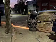 Vuelco de un auto a la madrugada: por suerte, sin lesionados