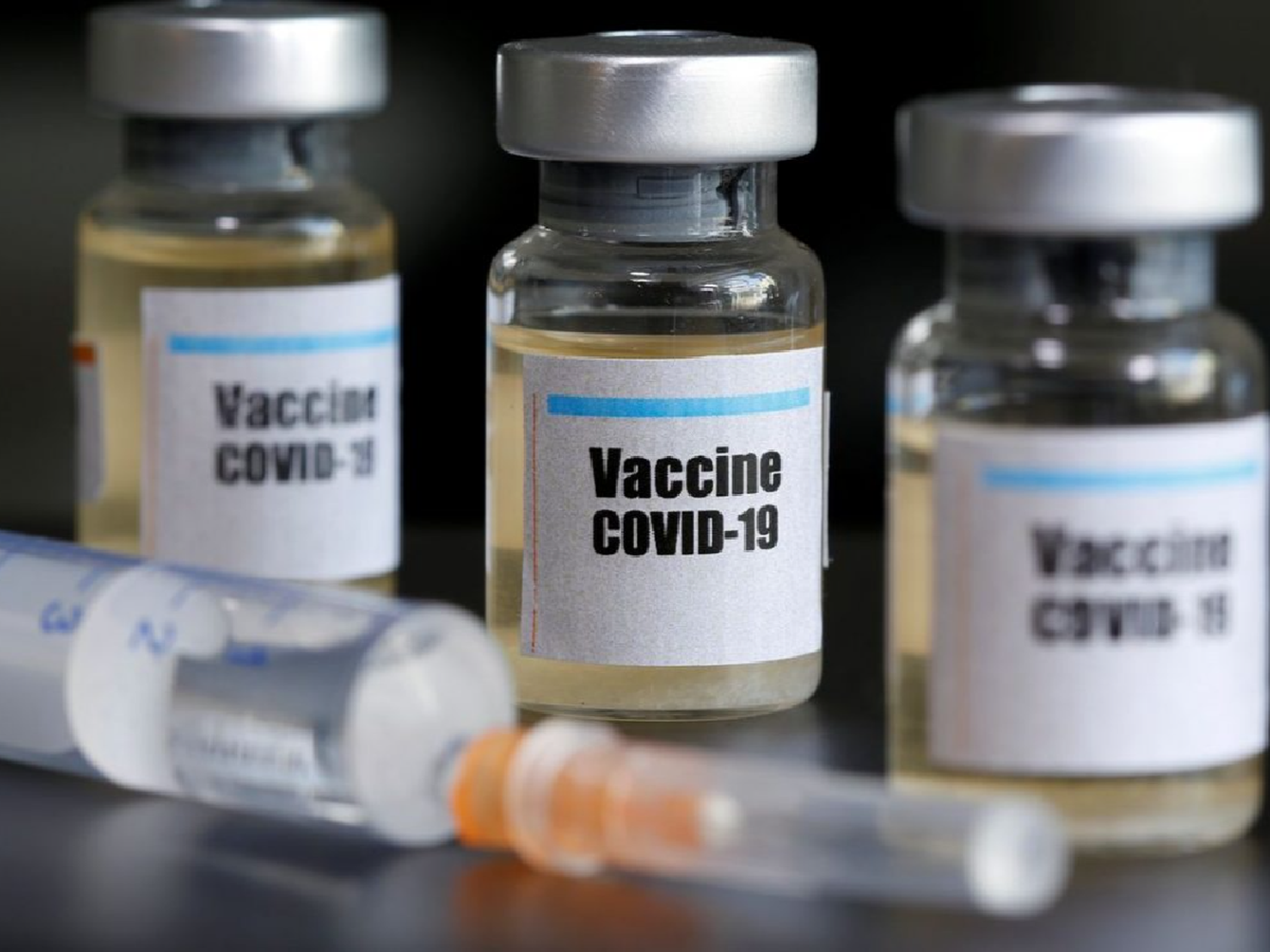 Comienza la distribución a todo el país de la vacuna de Oxford producida en la India