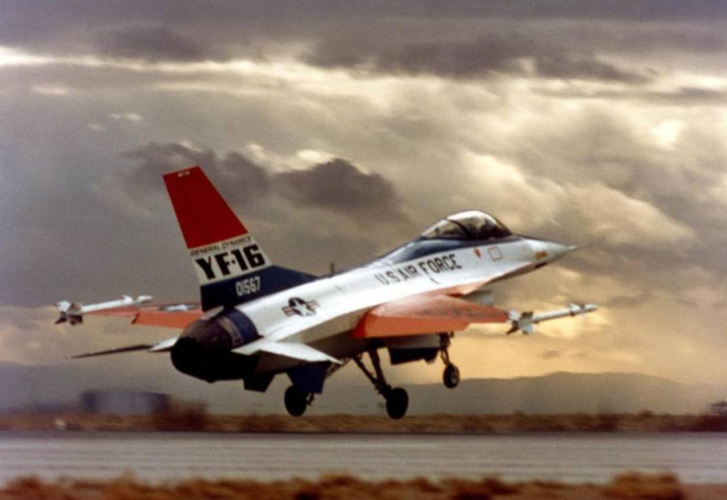 50 aniversario del primer vuelo del F-16, uno de los cazas más exitosos de todos los tiempos