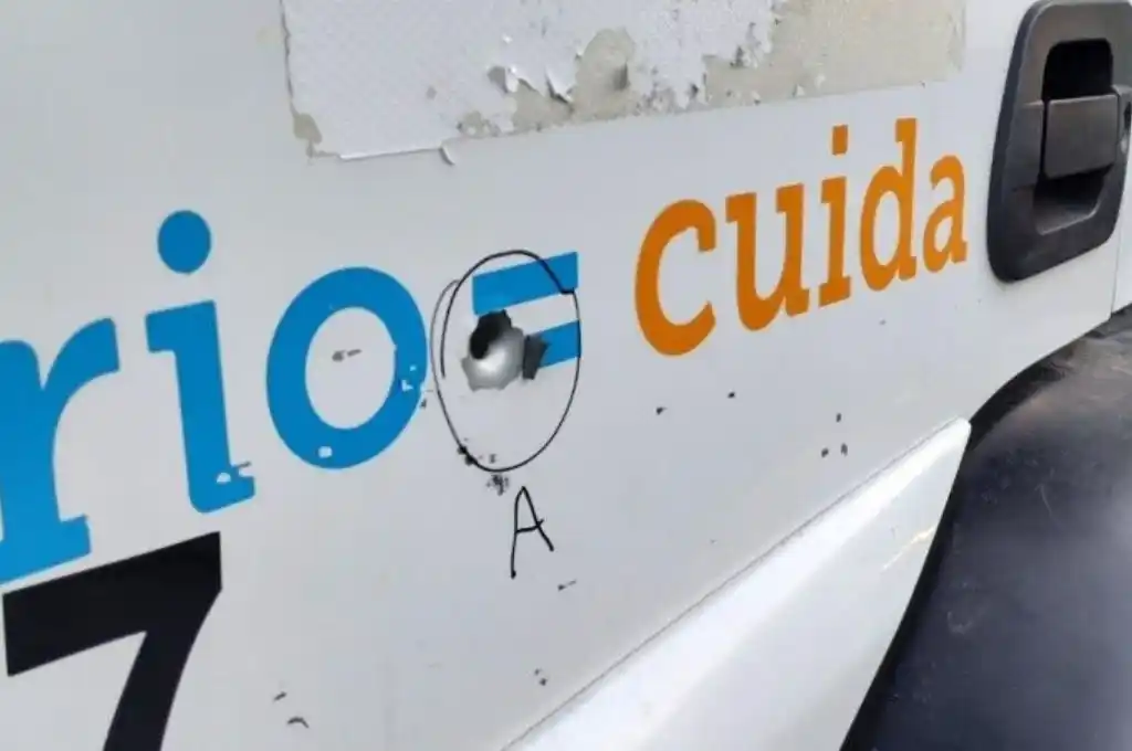 Rosario violenta: pasaron en moto y tirotearon un camión de residuos