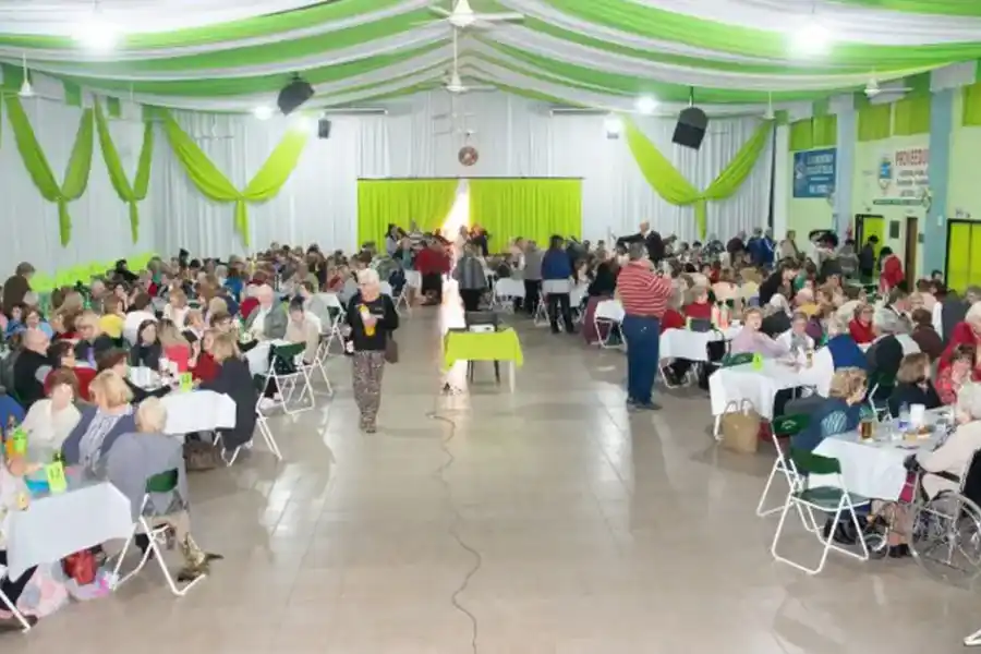 Calvo presentó el proyecto para declarar de interés legislativo el 43º aniversario del Club de los Abuelos de Rafaela
