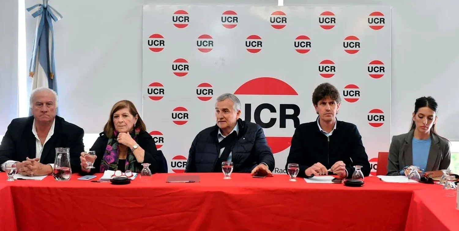 El encuentro de la UCR está encabezado por su titular, Gerardo Morales, quien está acompañado por la vicepresidenta de ese partido, María Luisa Storani, y el senador Martín Lousteau, entre otros dirigentes.