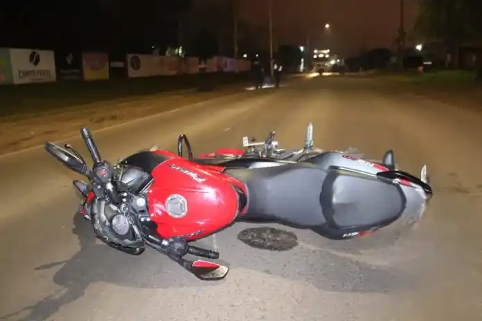 Internaron de urgencia a un motociclista tras un violento choque con una bicicleta