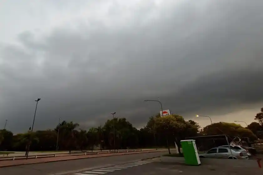 A salir con paraguas: viernes con alerta amarilla por tormentas en Rosario