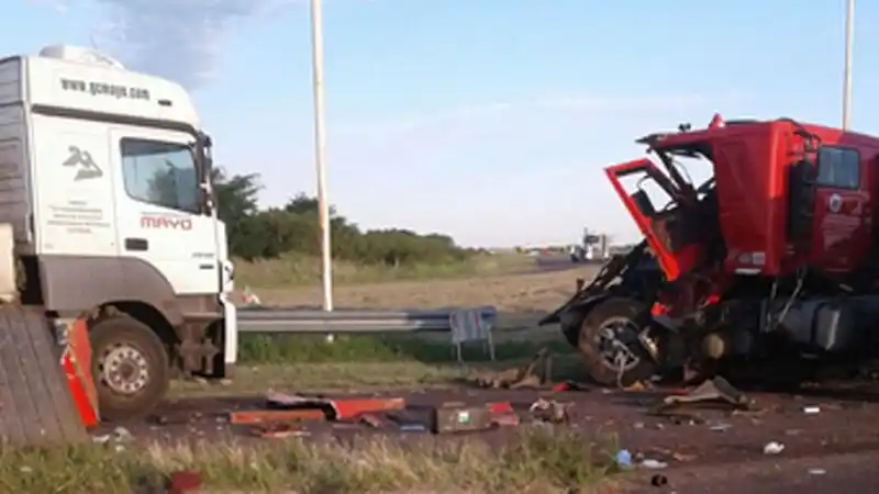 Dos camiones chocaron frontalmente en el cruce de ruta 32 y 127