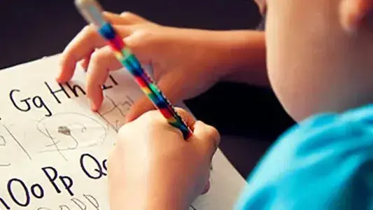13 de Agosto, Día del Zurdo: ¿Cómo trabajar con las infancias para evitar complicaciones?