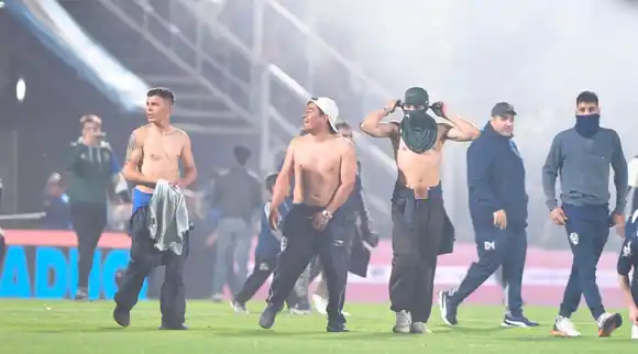 Se suspendió el partido entre Gimnasia - Boca por incidentes fuera del estadio