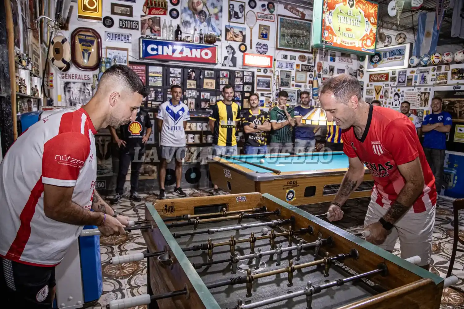 Un clásico en la última fecha: Quilmes vs. Huracán. Braian Uzidinger de Huracán y Mauricio Daloisio de Quilmes anticiparon el enfrentamiento clásico en el metegol (Foto: GOYO FERNANDEZ)
