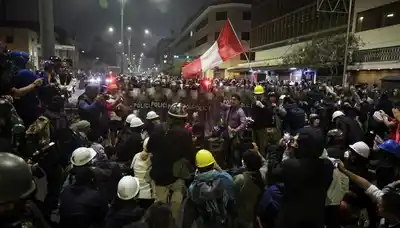 Policías dispersaron protestas de transportistas en Lima