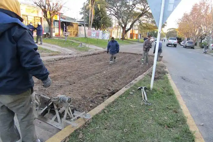 Trabajos de reasfaltado y arreglos en calle Humberto Primero