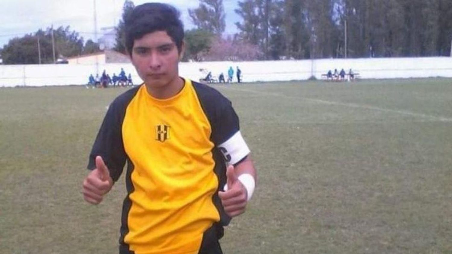 Un arquero de 17 años atajó un penal con el pecho y murió