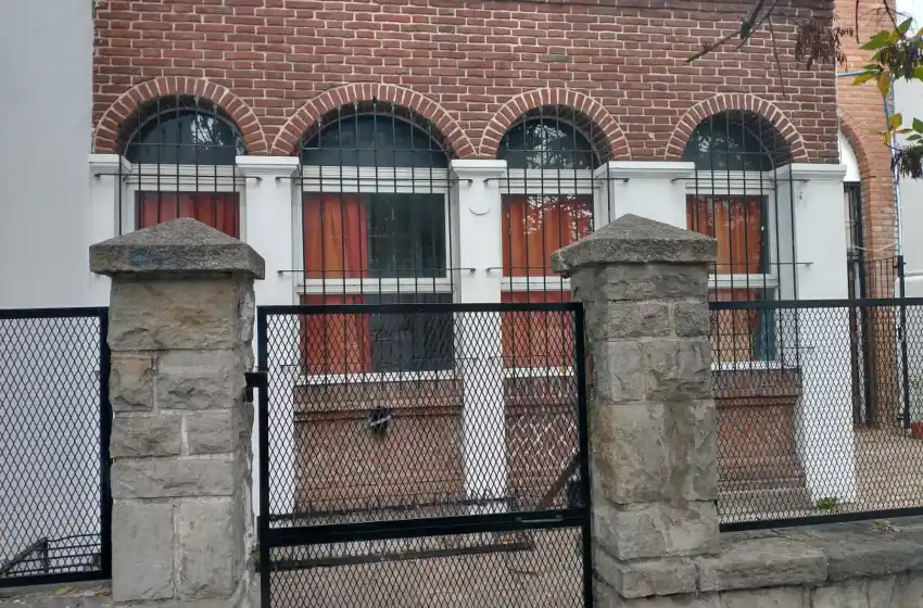 Denuncian a una docente que fue a dar clases con coronavirus