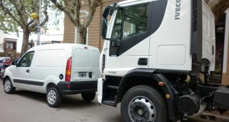 Compraron una camioneta para Salud y un camión para Obras Públicas con el Fondo Sojero