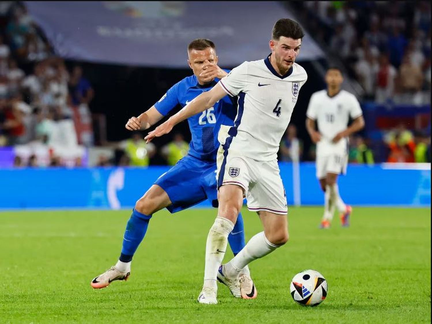 Ilicic marca de atrás a Declan Rice en el duelo de Eslovenia e Inglaterra, después del lunes.