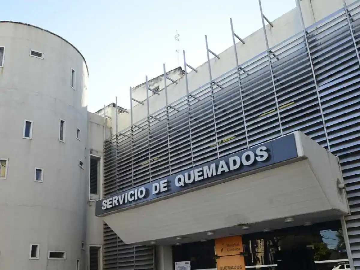 Una mujer fue quemada por su hijo y está grave en terapia intensiva