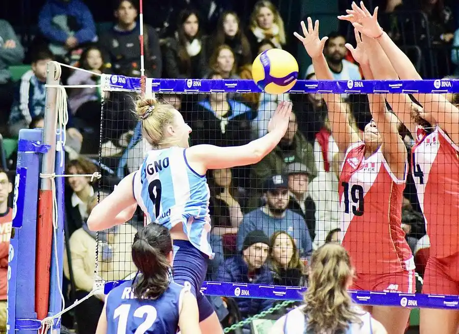 Remontada en el primer
duelo en Puerto San Martín