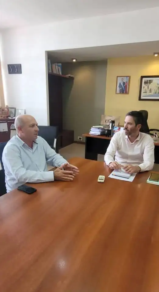 El intendente Fabián Menescardi gestionando nuevas aulas para la Escuela Manuel Belgrano de nuestra localidad.