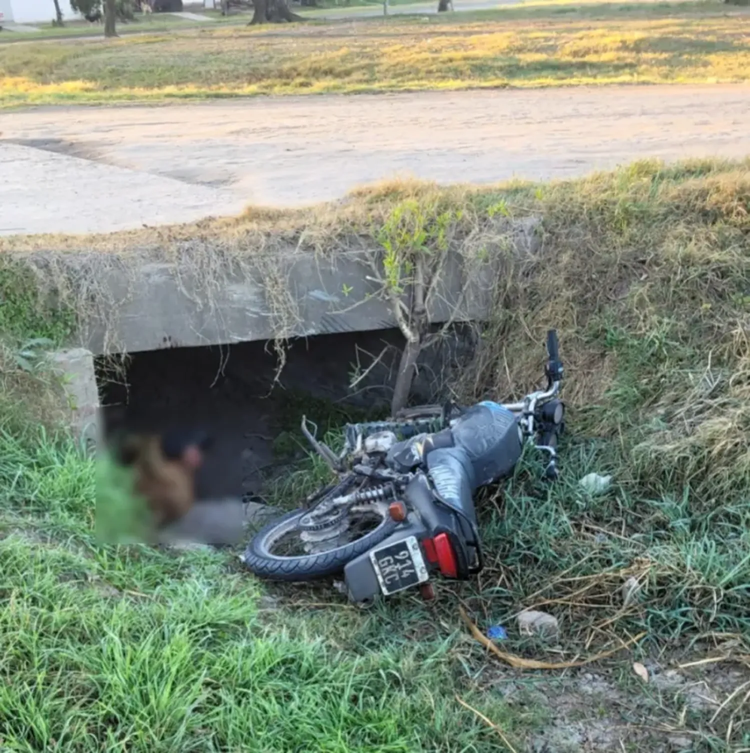 Un motociclista terminó debajo de una cuneta