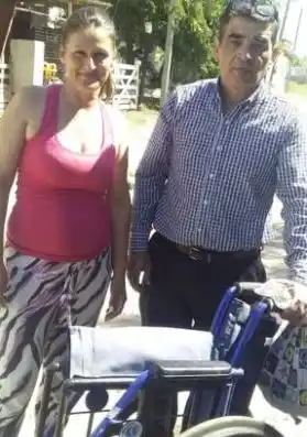 Guillermo Manzo, coordinador solidario, junto a la hermana del beneficiado por la silla de ruedas.