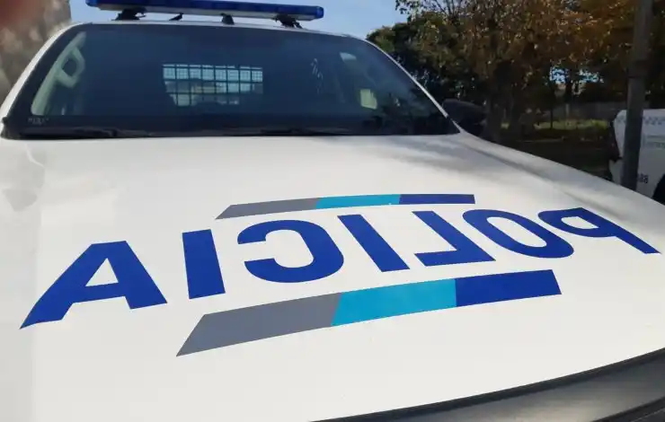 Caseros: quedó en el medio de un tiroteo entre policías y delincuentes y murió mientras cortaba el pasto