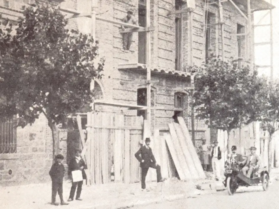 Actual comisaría primera, en construcción durante la gestión del Intendente Antonio Santamarina. (Foto de diciembre de 1914).