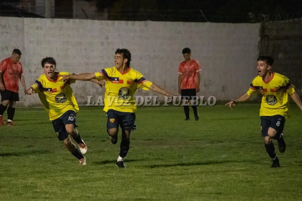 Cristian Maldonado festeja el gol de la victoria junto a Tomás Quintana (10) y Enzo Quintana (8)