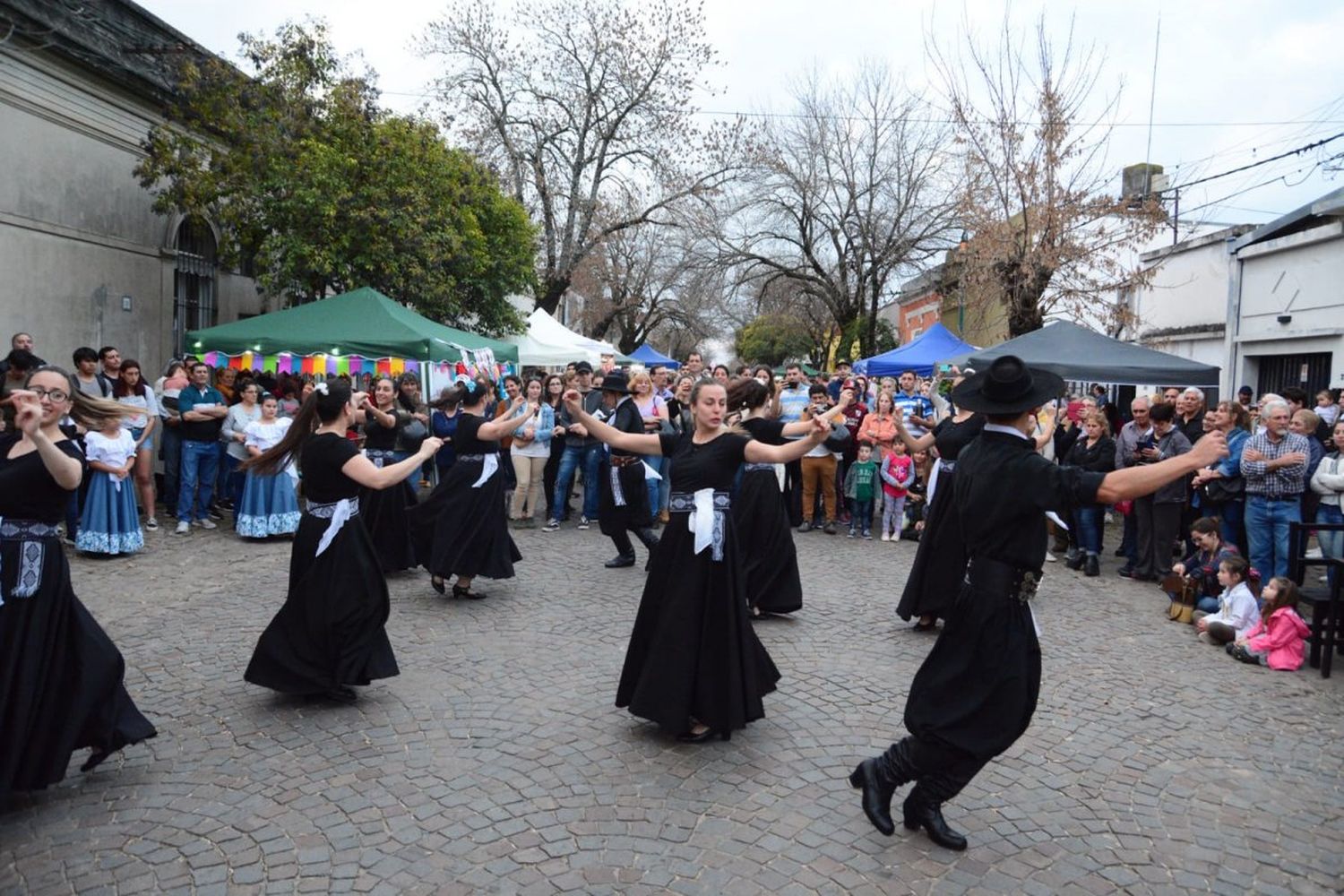 Con artesanos, artistas y cientos de vecinos, se vivió una gran jornada en el Paseo Alem