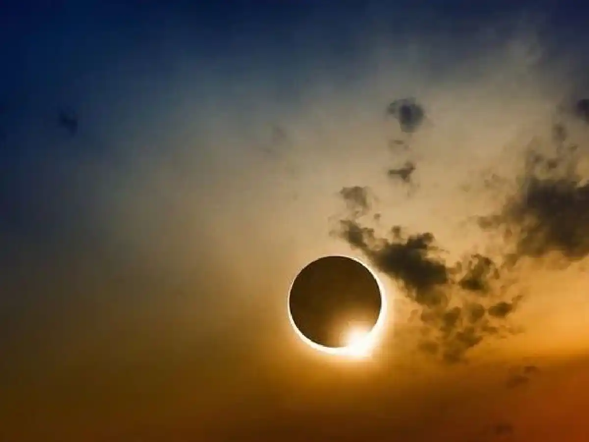 Cuatro personas asistidas por ver el eclipse sin protección