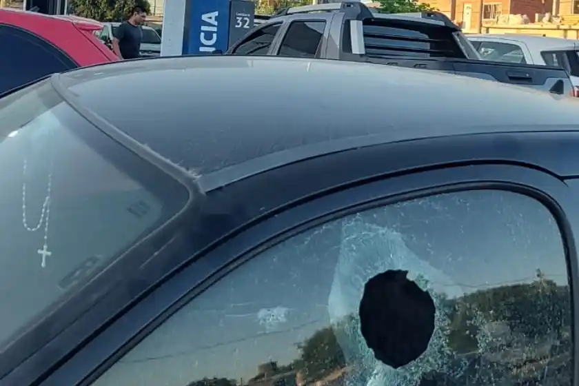 Pasó en bicicleta, baleó la Comisaría 32° de barrio Godoy y huyó pedaleando