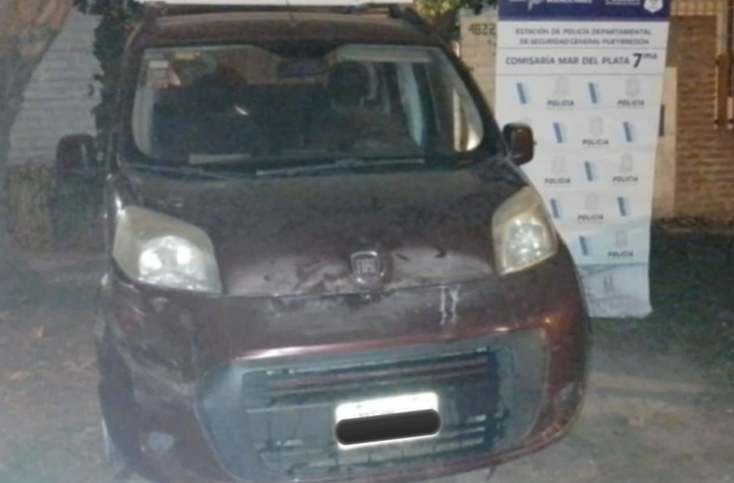 Tras robar una camioneta, chocó a un patrullero y lastimó a dos policías
