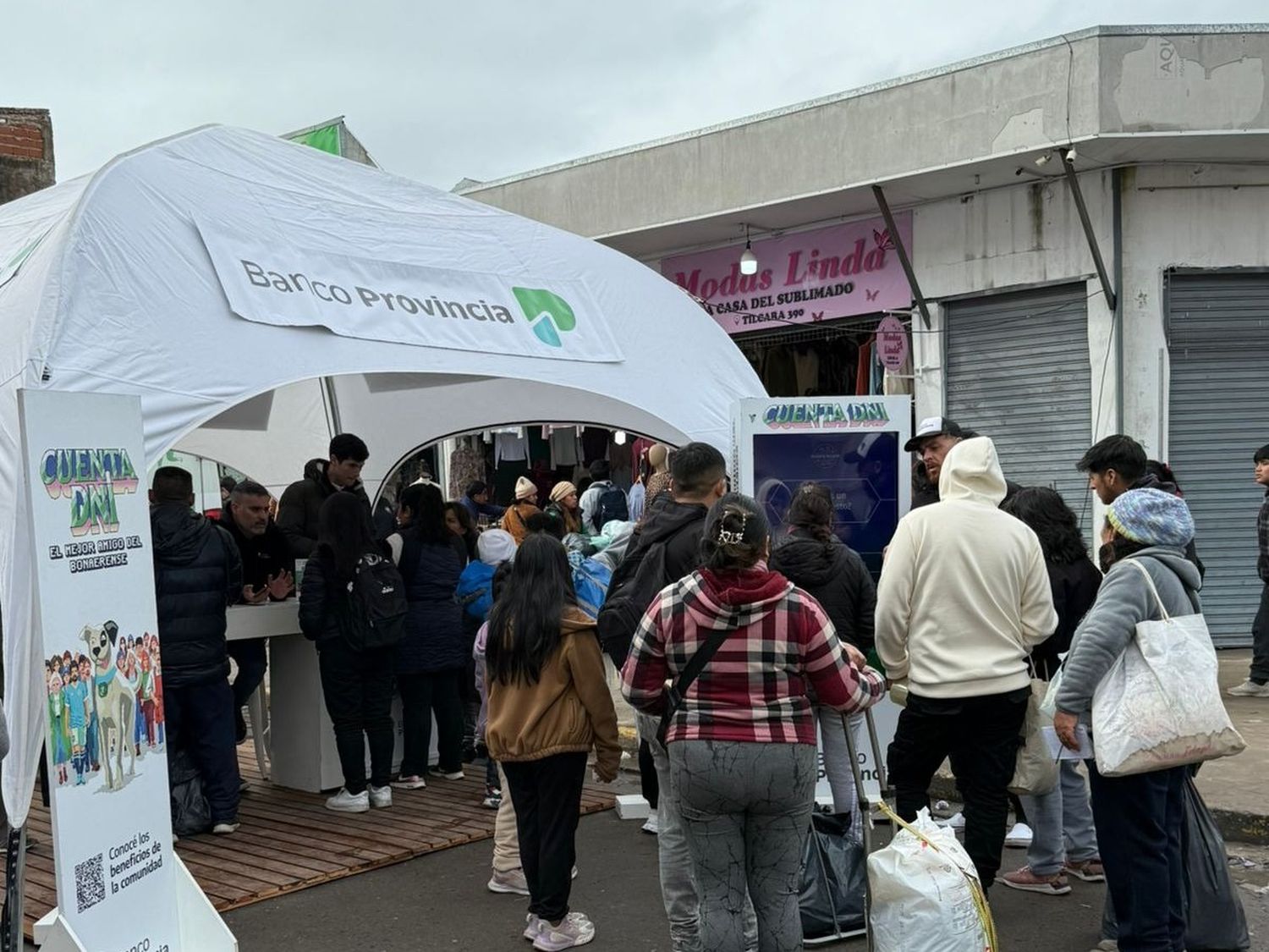 El Banco Provincia instaló un puesto de atención en La Salada para colaborar con los comerciantes y consumidores