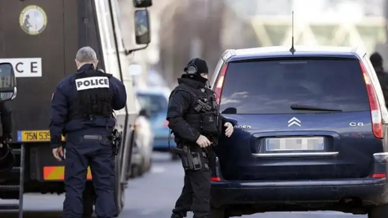 Otra toma de rehenes en París: un hombre armado se atrincheró en una oficina