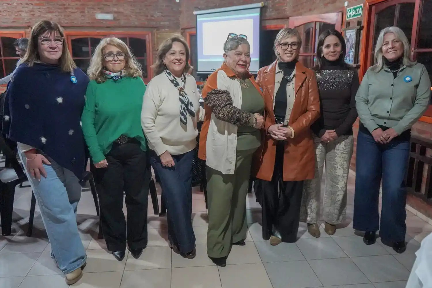 Agustina Iglesias y Natalia Steffen junto a las integrantes de la Cámara de Mujeres Emprendedoras