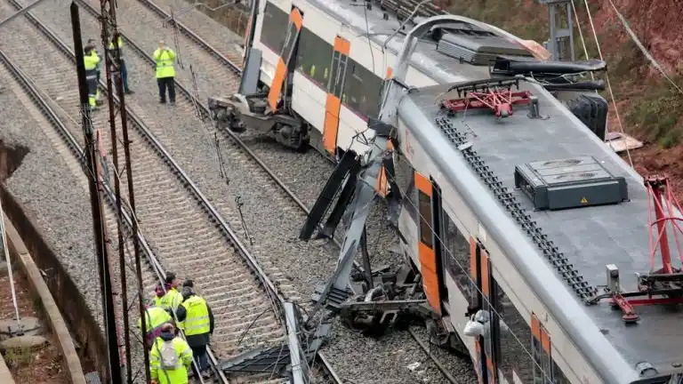 Barcelona: descarriló un tren, un muerto y varios heridos