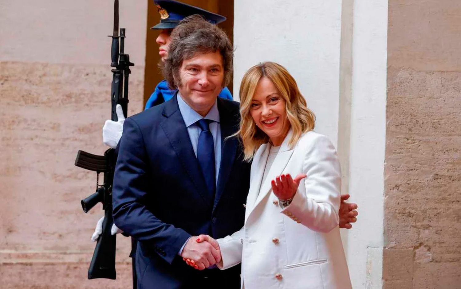 Javier Milei junto a Giorgia Meloni.