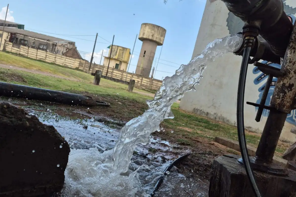 Obras Sanitarias: Trabajan en la reparación de un caño de agua y debieron interrumpir el servicio