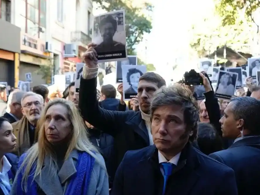 Milei participó del acto por el 31° aniversario del atentado a la AMIA: "No vamos a parar hasta que haya justicia"