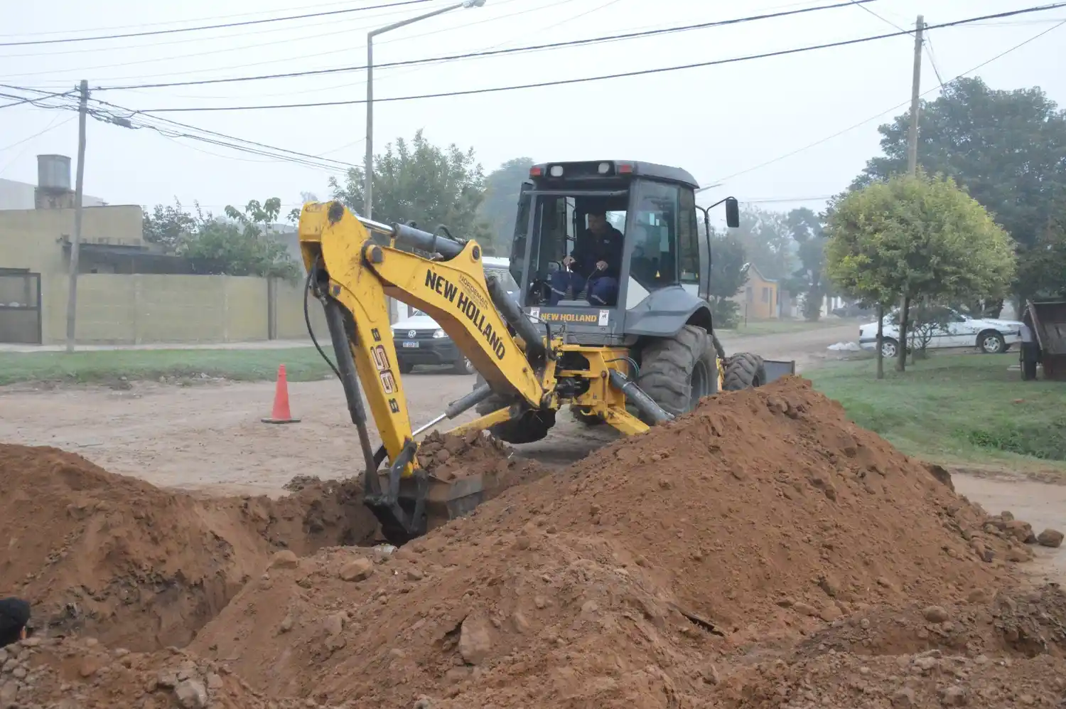 Las máquinas trabajaron en el movimiento de tierra para el tendido de las cañerías de 400 mm.