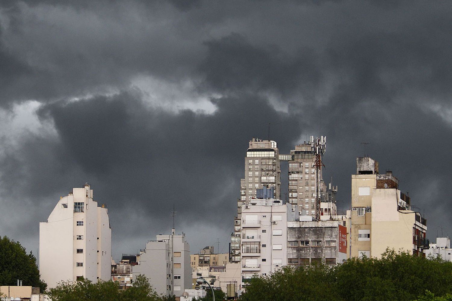 Por las tormentas, hay alerta naranja y amarillo en la provincia de Buenos Aires: Qué municipios son las más afectados