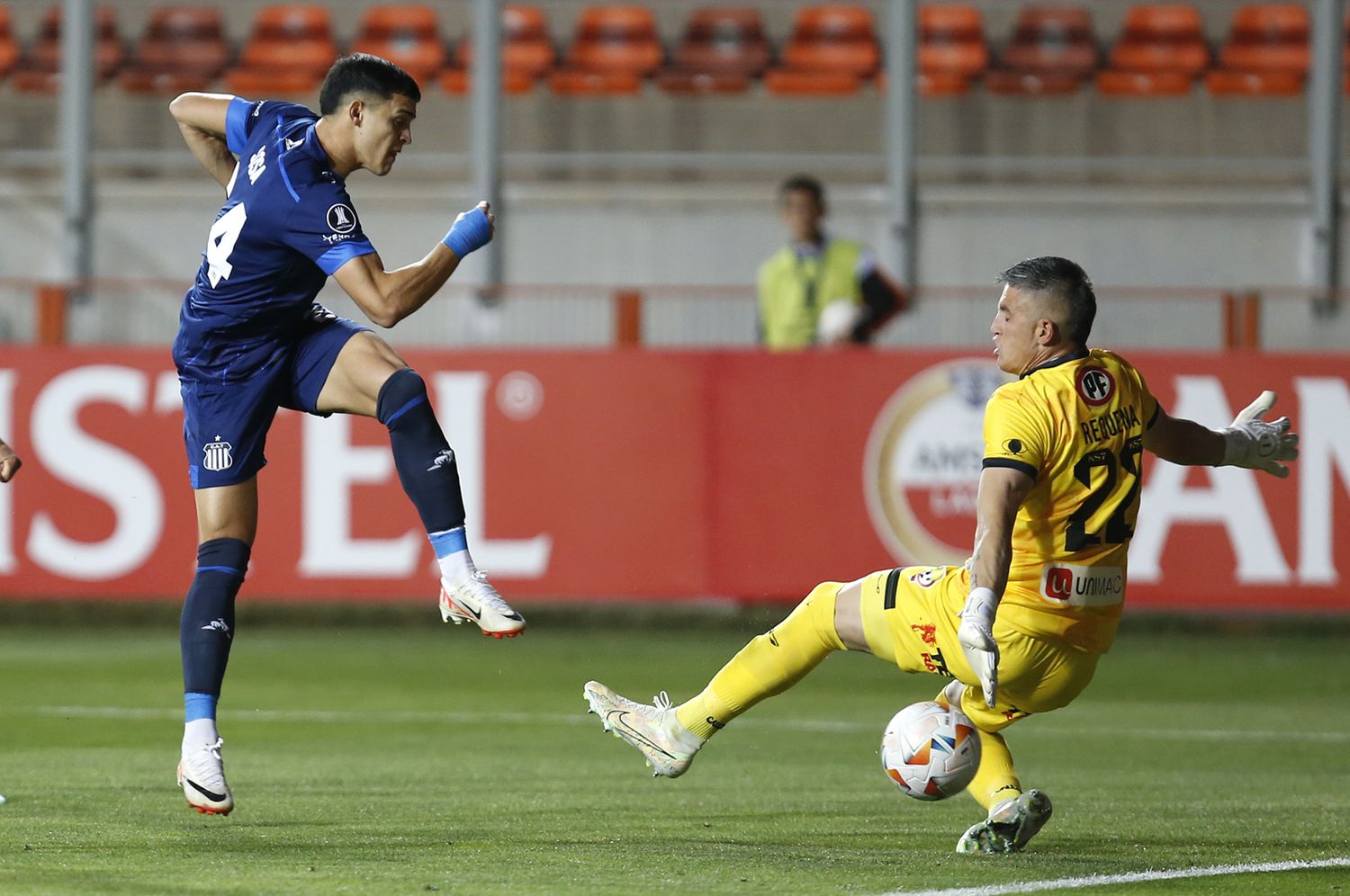 Sosa supera la salida de Requena, exSantamarina, para el 2-0 de Talleres.