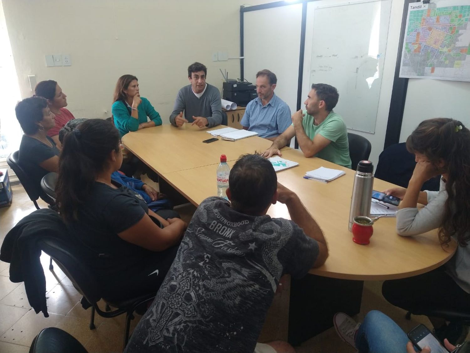 El director general de Vialidad, Sebastián García, propuso la limpieza de un ducto pluvial que esta completamente obstruido.